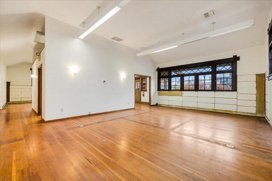 More Photos Of 5827 SE 91st Ave, Portland Medical For Sale