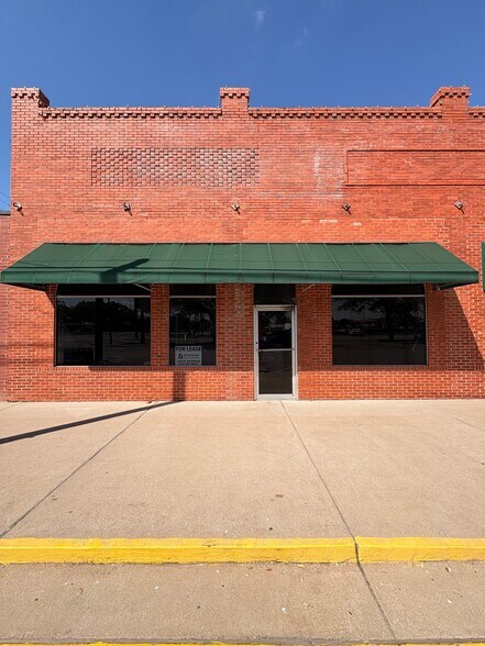 More Photos Of 605 E Davis St, Luling General Retail For Lease