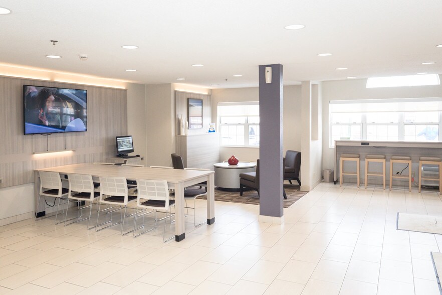More Photos Of 424 20th S St, New Ulm Hotel For Sale