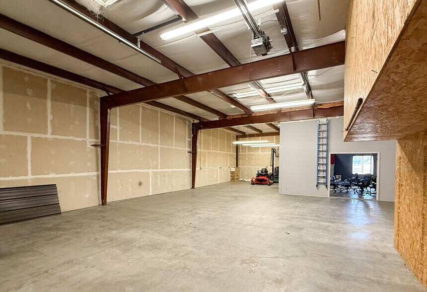 More Photos Of 1609 W 1st St, Sioux Falls Light Distribution For Sale
