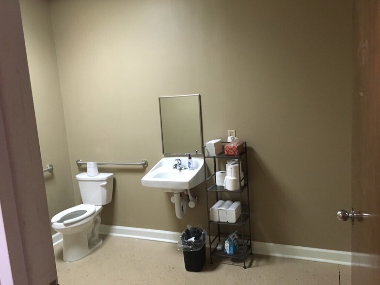 More Photos Of 117 JetPlex Cir, Madison Warehouse For Lease