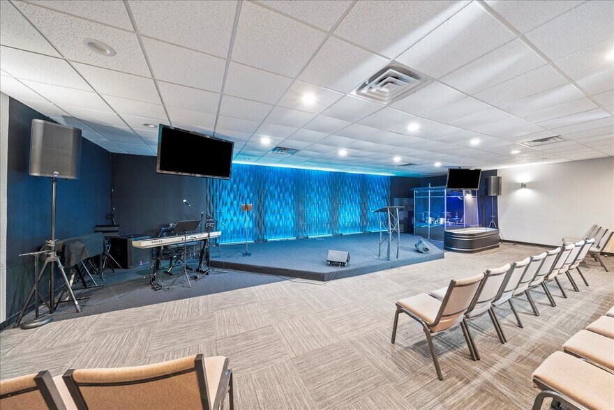 More Photos Of 106 E Princeton Dr, Princeton Storefront Retail Office For Sale