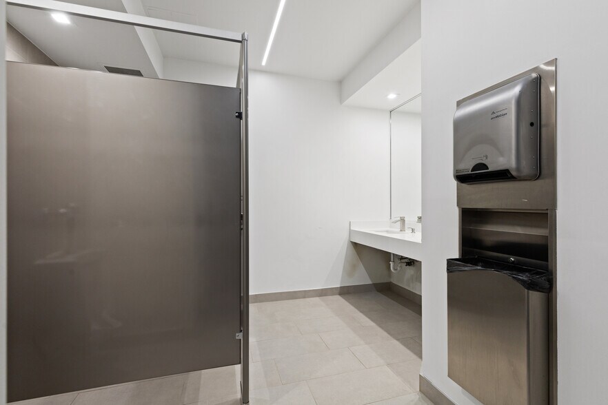 More Photos Of 16415 Addison Rd, Addison Office For Lease