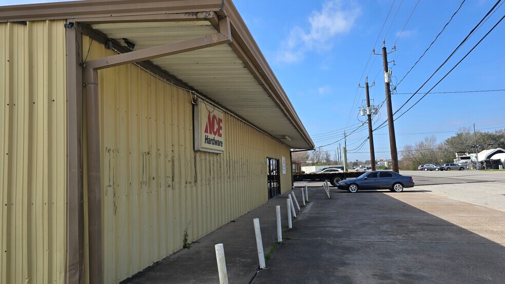 More Photos Of 607 Grand Ave, Bacliff Flex For Lease