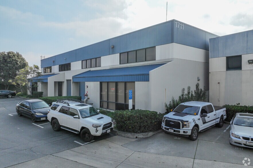 More Photos Of 1711 E Bayshore Rd, Redwood City Research And Development For Lease