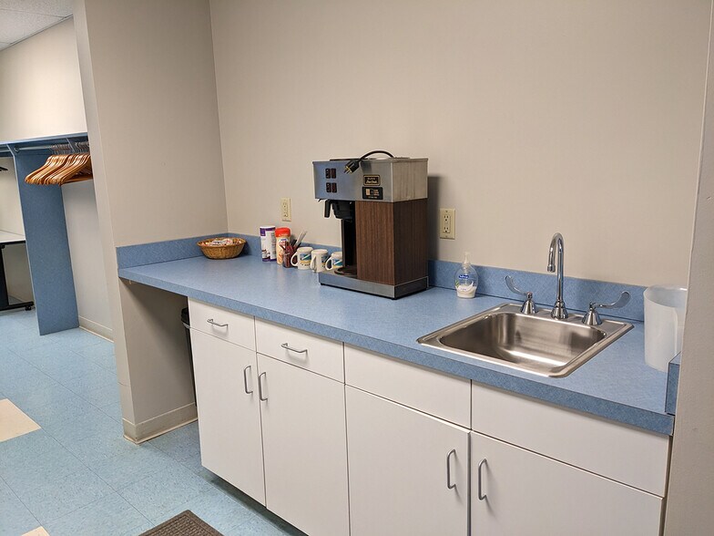 More Photos Of 1407 Rensen St, Lansing Office For Sale