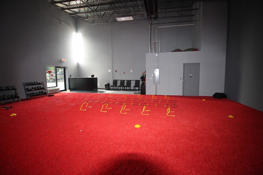 More Photos Of 1920 Holdrege St, Lincoln Light Distribution For Lease