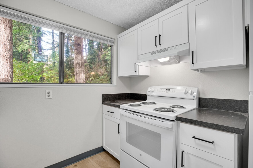 More Photos Of 17792 Webster Rd, Gladstone Apartments For Sale