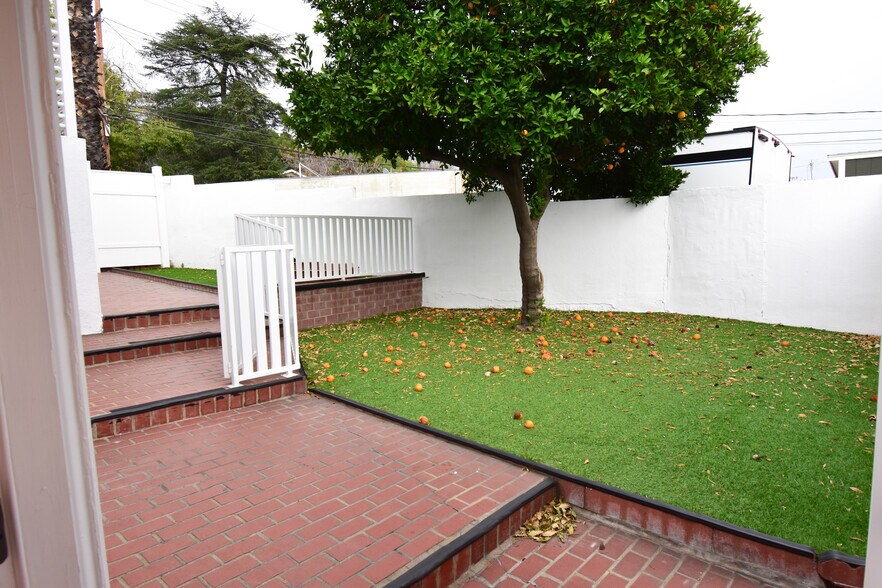 More Photos Of 3847 Foothill Blvd, La Crescenta Freestanding For Lease