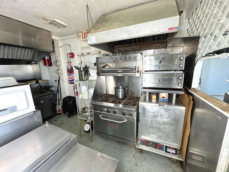 More Photos Of 19510 Leatherwood Rd, Salesville Freestanding For Sale