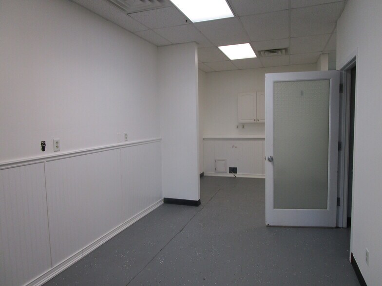 More Photos Of 1008-1016 W Mary St, Garden City General Retail For Lease