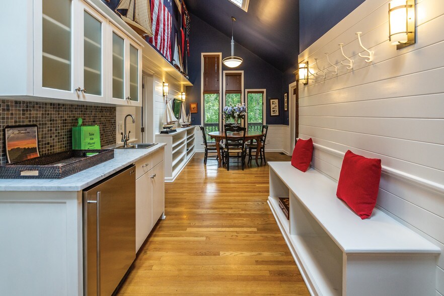 More Photos Of 31 N Main St, East Hampton Hospitality For Sale