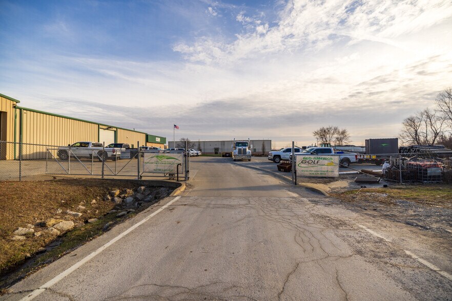 More Photos Of 1621 Se Summit St, Lee's Summit Light Distribution For Lease