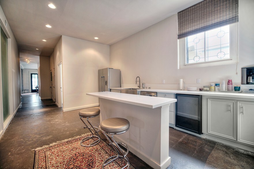 More Photos Of 2409 Commerce St, Houston Freestanding For Lease