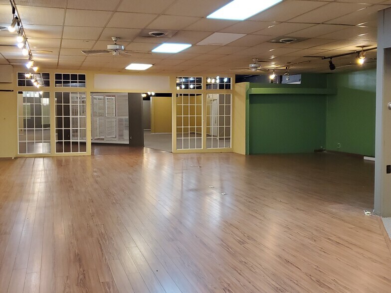 More Photos Of 1301 Colegate Dr, Marietta Freestanding For Lease