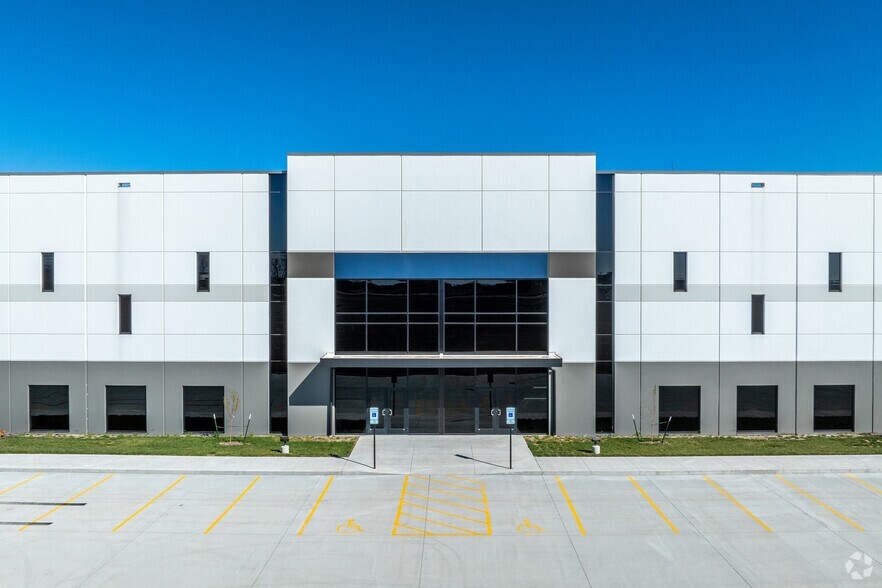 More Photos Of 10300 Northpark Dr, Urbandale Distribution For Lease