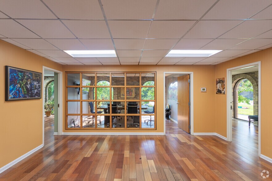 More Photos Of 625 N North Ct, Palatine Unknown For Lease