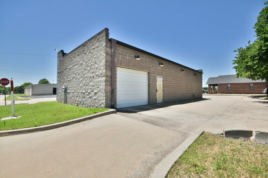 More Photos Of 1401 W Main St, Duncan Flex For Lease