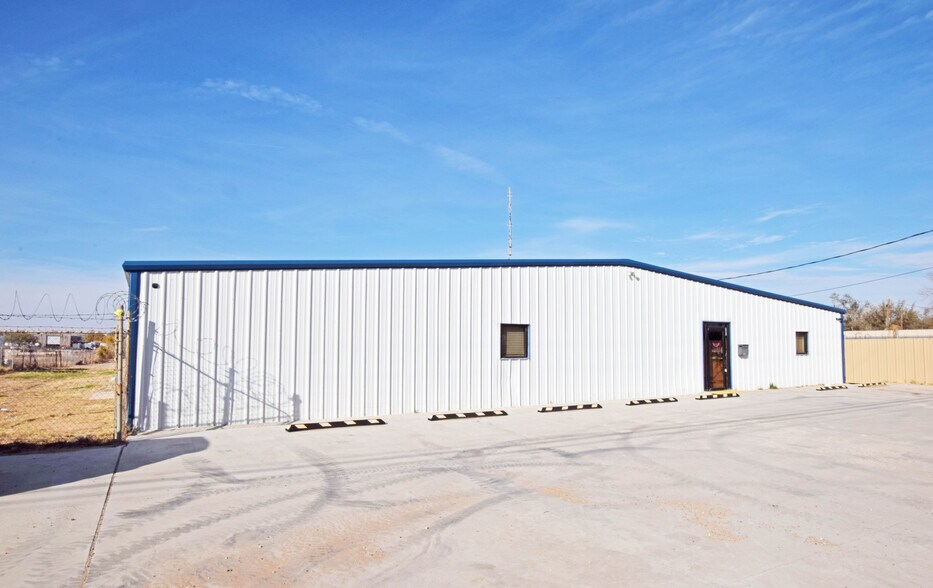 More Photos Of 305 E 57th St, Odessa Warehouse For Sale