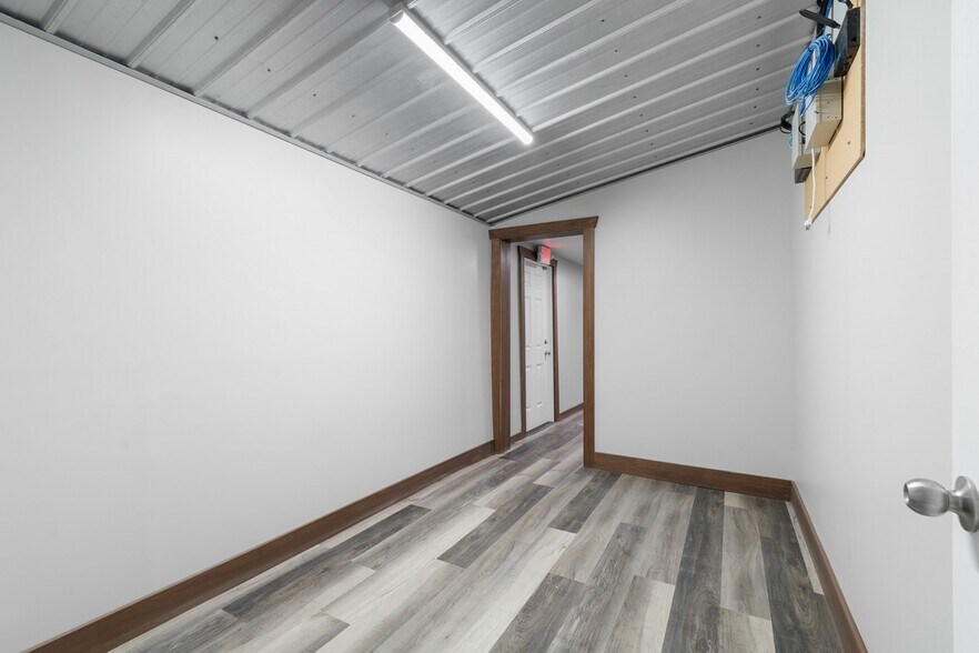 More Photos Of 4291 Manchester Ave NW, North Lawrence Office For Sale