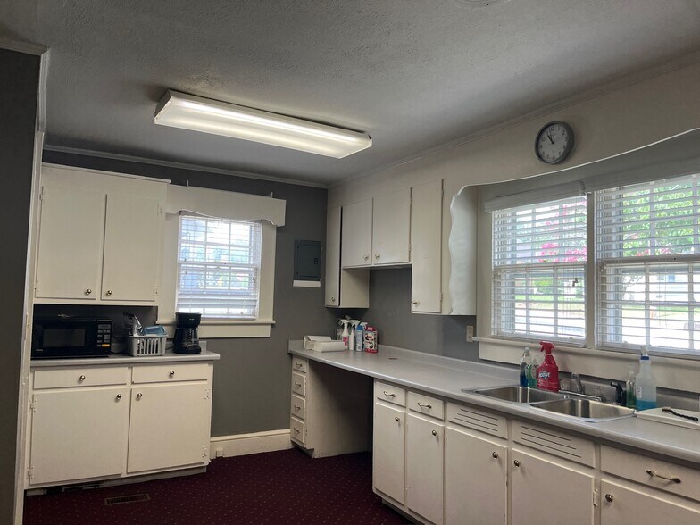 More Photos Of 202 Memorial Dr, Greer Medical For Sale
