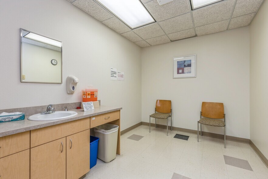 More Photos Of 303 University Ave, Des Moines Medical For Sale