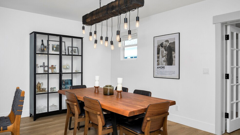 More Photos Of 308 E 18th St, Costa Mesa Shelter For Sale