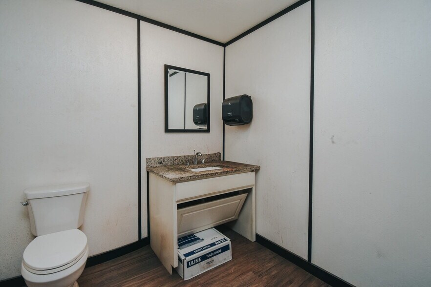 More Photos Of 13102 N Navarro St, Victoria Flex For Sale