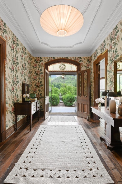 More Photos Of 204 Lawson St, Hot Springs Hotel For Sale