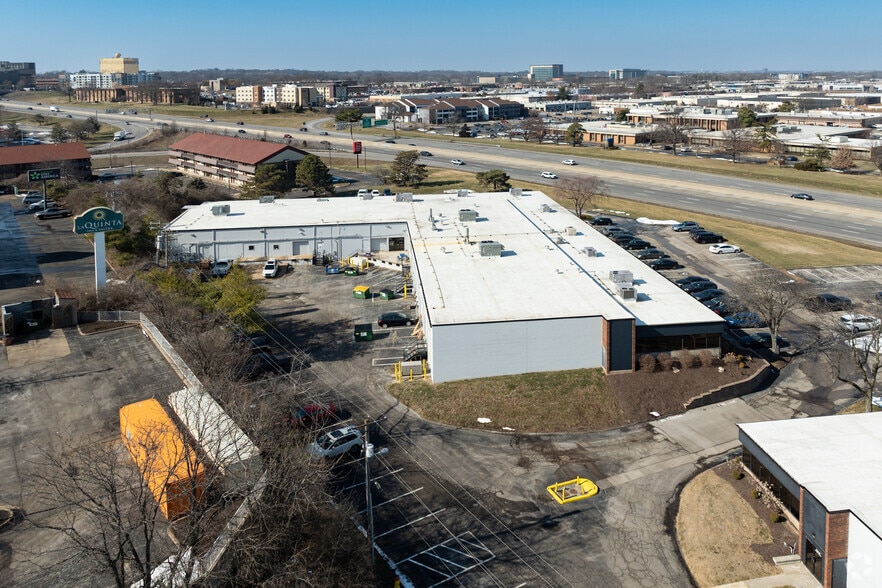 More Photos Of 2248-2268 Welsch Industrial Ct, Saint Louis Light Distribution For Lease