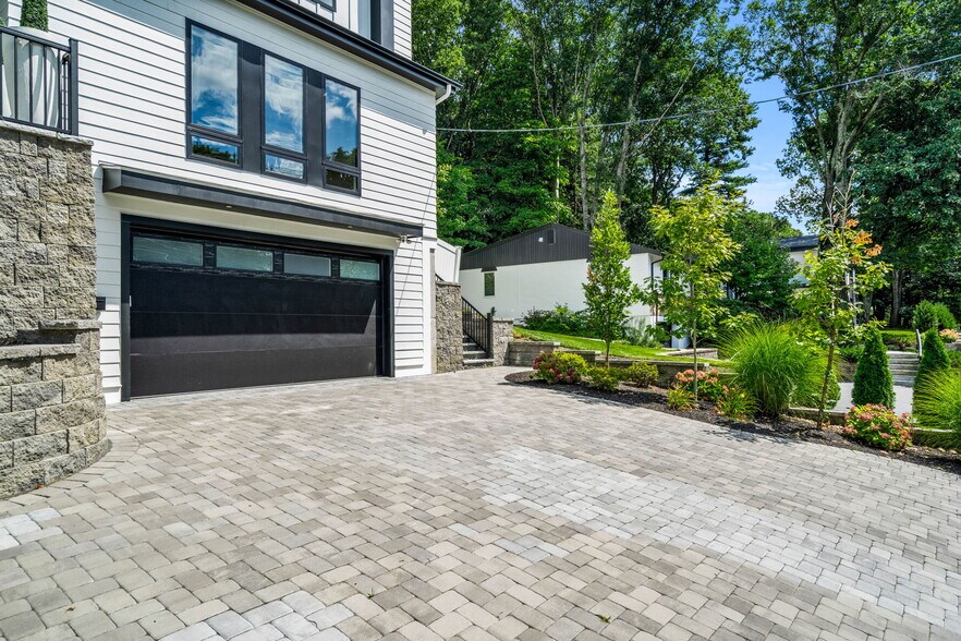 More Photos Of 678 Dedham St, Newton Specialty For Sale