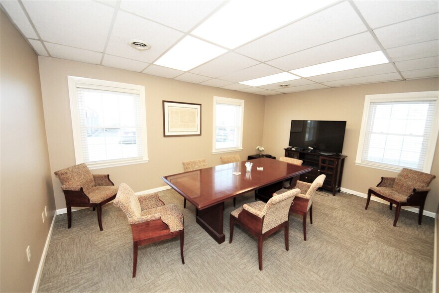 More Photos Of 2777 W Clay St, Saint Charles Office For Lease