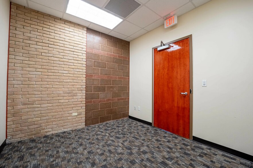 More Photos Of 1121 E Austin, Harlingen Office For Lease