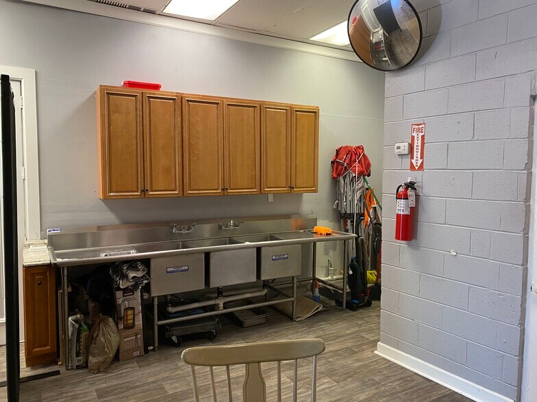 More Photos Of 844 Twenty-Fifth St, Winston-Salem Restaurant For Sale