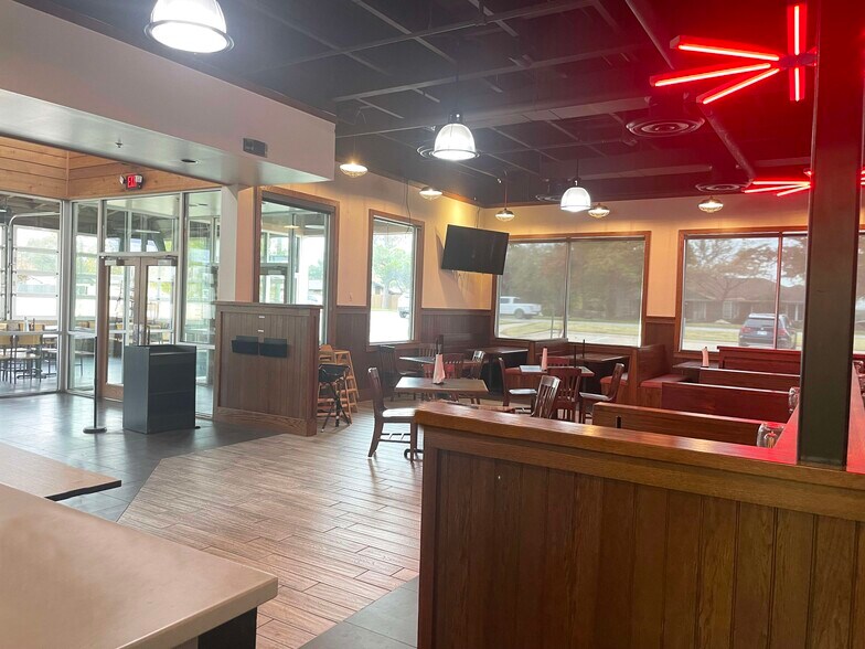 More Photos Of 2401 12th Ave NW, Ardmore Restaurant For Lease