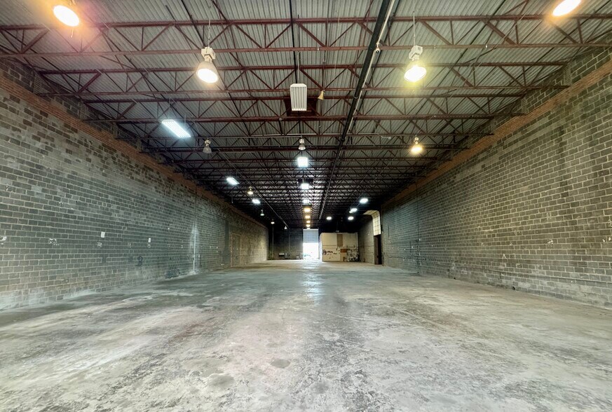 More Photos Of 9126-9166 Euclid Ave, Manassas Warehouse For Lease