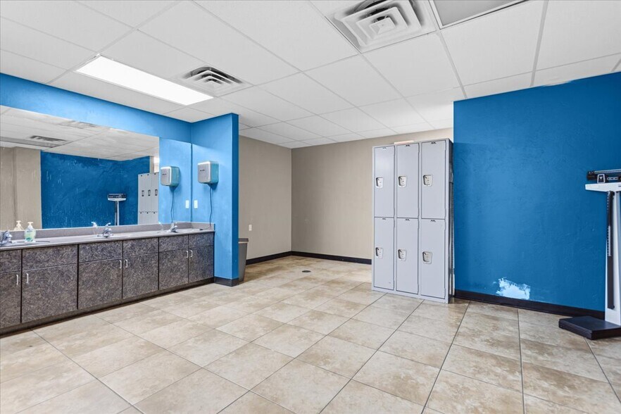 More Photos Of 15043 Main St, Alachua Showroom For Sale