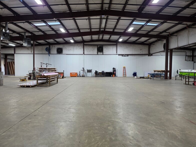 More Photos Of 318 Bell Park Dr, Woodstock Distribution For Lease