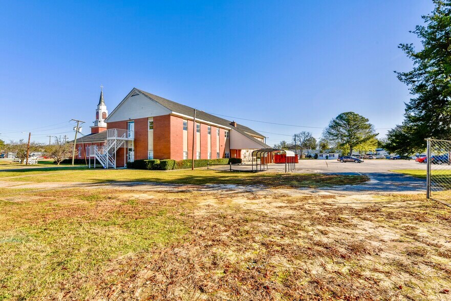 More Photos Of 3901 Raeford Rd, Fayetteville Religious Facility For Lease