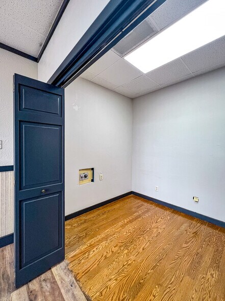 More Photos Of 1685 E Washington Ave, Navasota Office For Lease