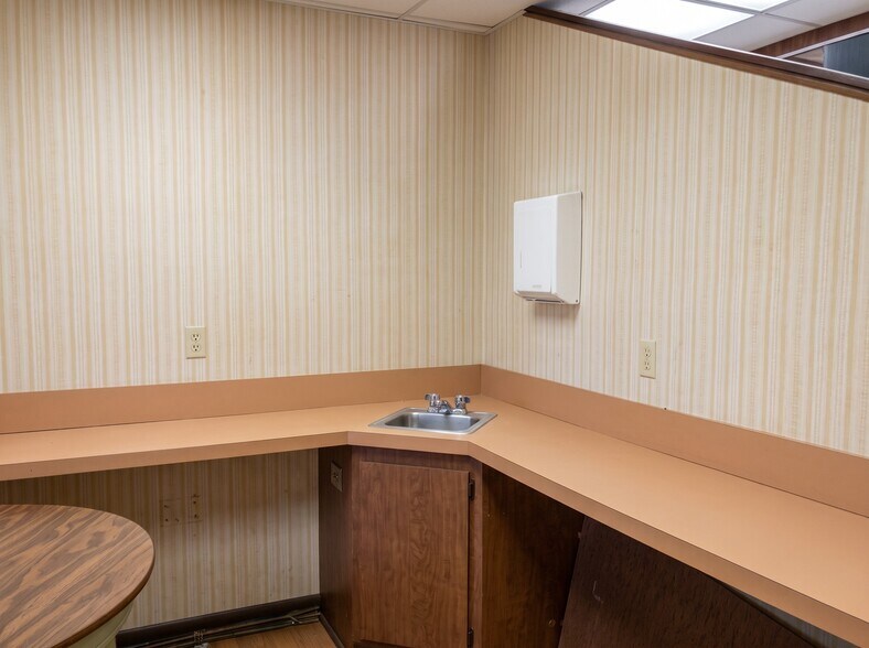More Photos Of 302 W Main St, Bowling Green Healthcare For Sale