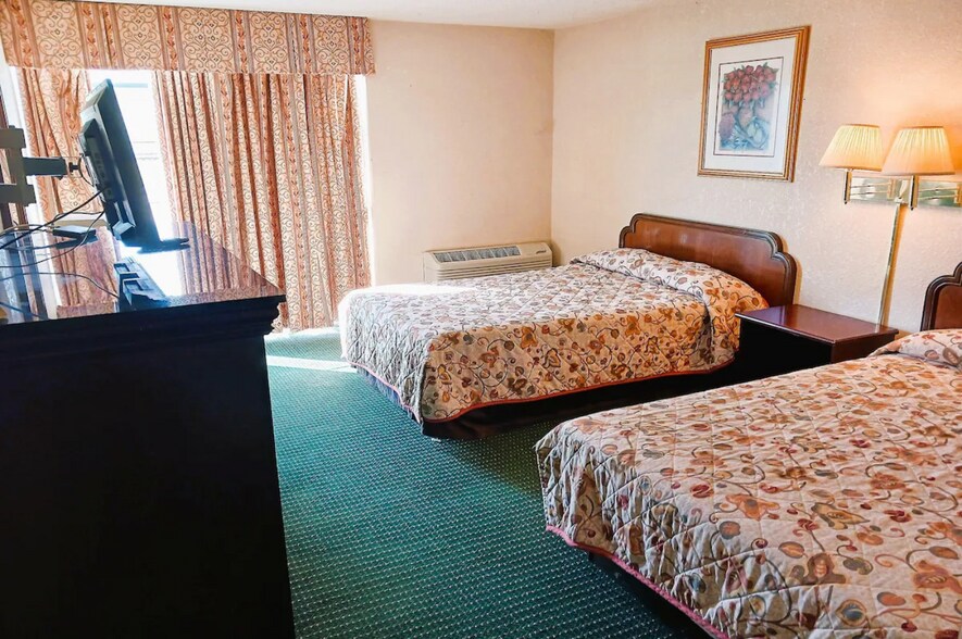 More Photos Of 1001 E 6th St, Junction City Hotel For Sale