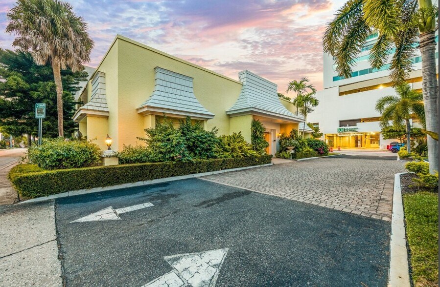 More Photos Of 100 S Washington Blvd, Sarasota Office For Sale