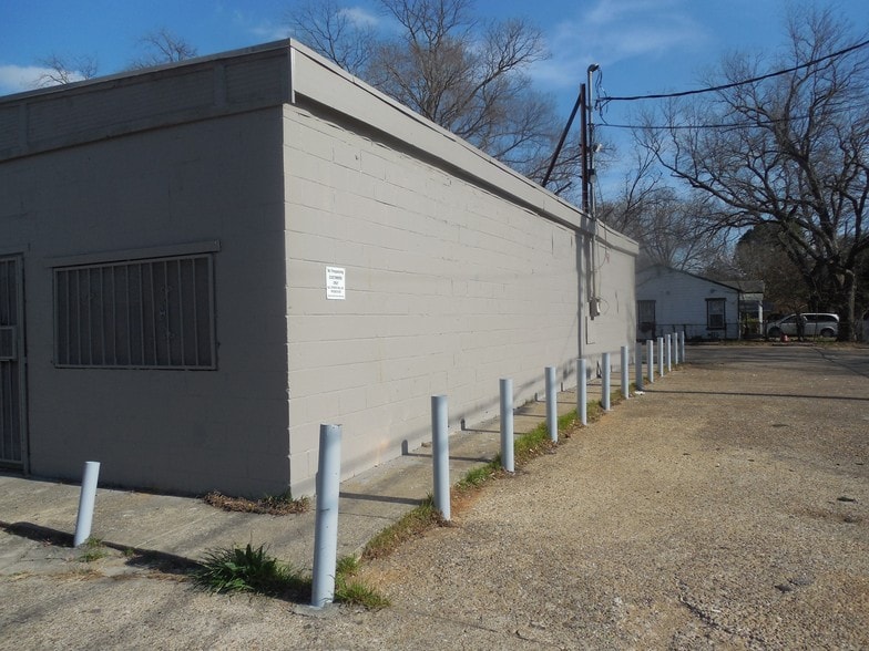More Photos Of 3744 Dixon Ave, Dallas Freestanding For Lease