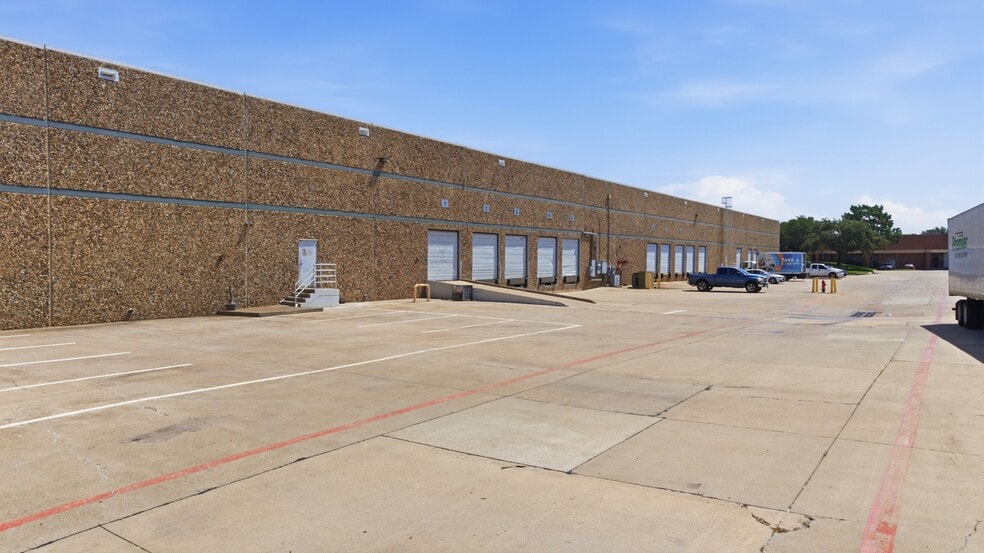 More Photos Of 13755-13775 Benchmark Dr, Farmers Branch Warehouse For Lease