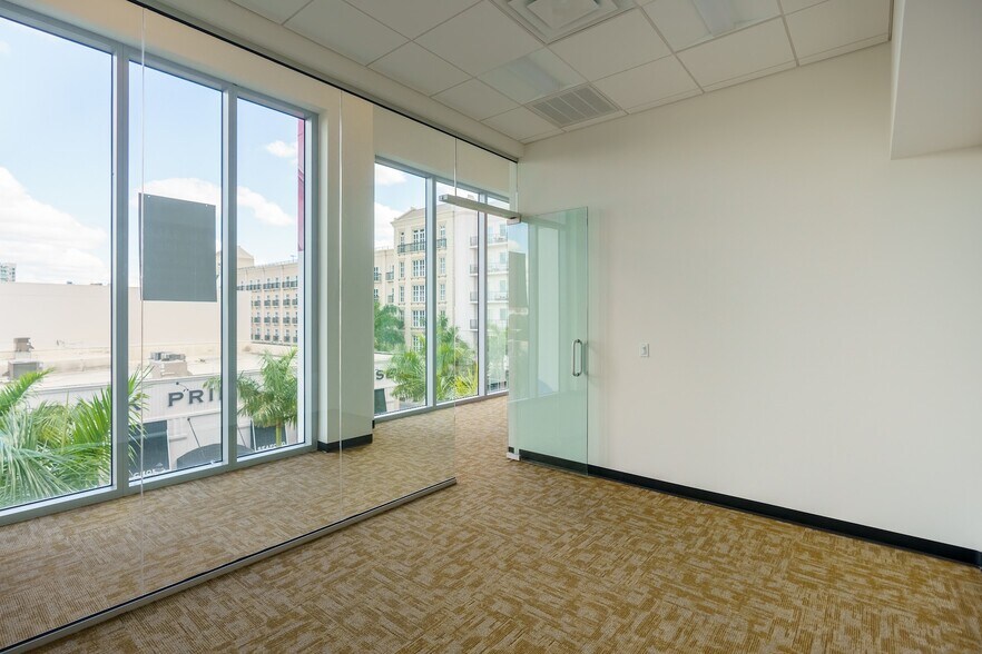 More Photos Of 50 S Lemon Ave, Sarasota Office For Lease