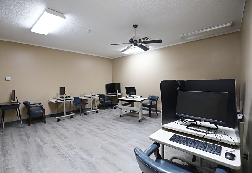 More Photos Of 2255 S Linden Rd, Flint Office For Sale