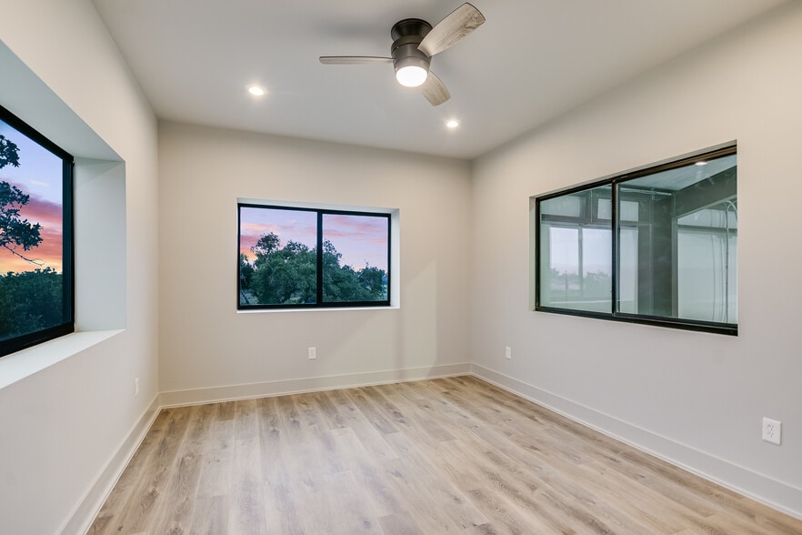 More Photos Of 15210 Fitzhugh Rd, Austin Warehouse For Sale
