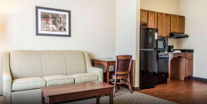 More Photos Of 700 Main St, Hackberry Hotel For Sale