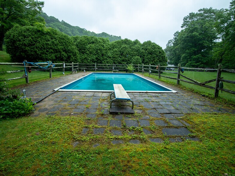 More Photos Of 670 Main St N, Woodbury General Retail For Sale